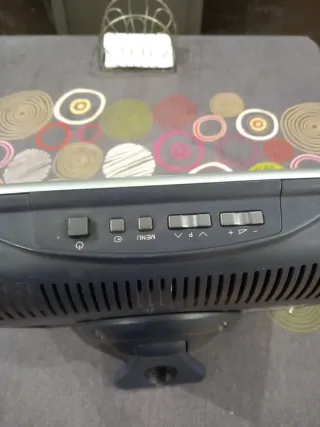 Televisor 16" Sharp Plata Pequeño