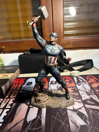 Figura Capitán América con Mjolnir