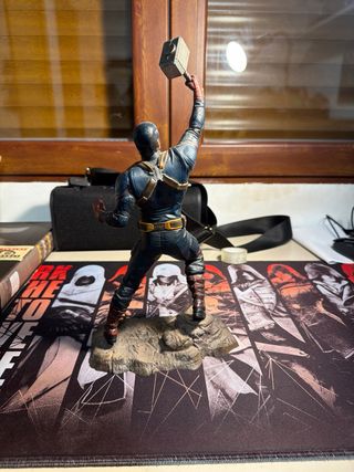 Figura Capitán América con Mjolnir