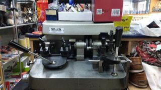 Maquinaria y mobiliario taller reparación calzado