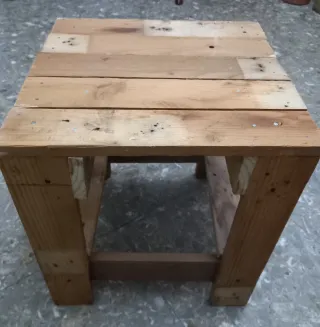 Mesa baja rústica de madera