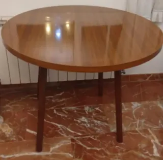 Mesa redonda de madera también para caldero.