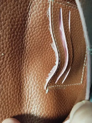 Bolso de mano marrón con tarjetero