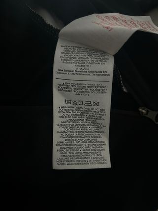 Chaqueta deportiva Nike negra y blanca