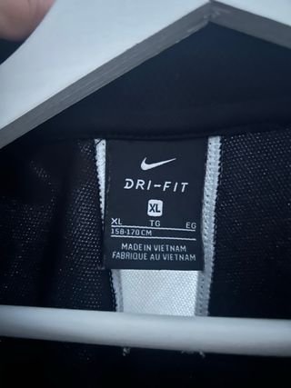 Chaqueta deportiva Nike negra y blanca