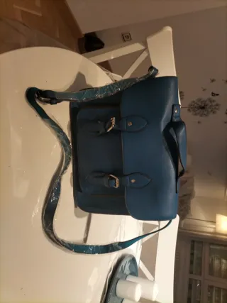 Bolso tipo cartera azul .