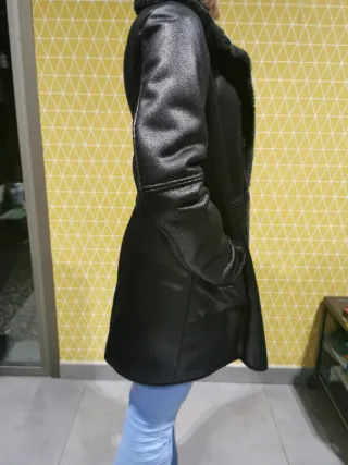 Abrigo largo de piel sintética negro