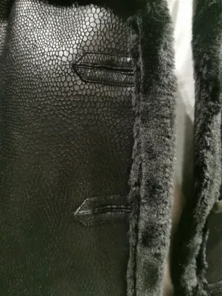 Abrigo largo de piel sintética negro