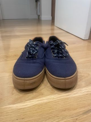 Zapatos náuticos azules y marrones