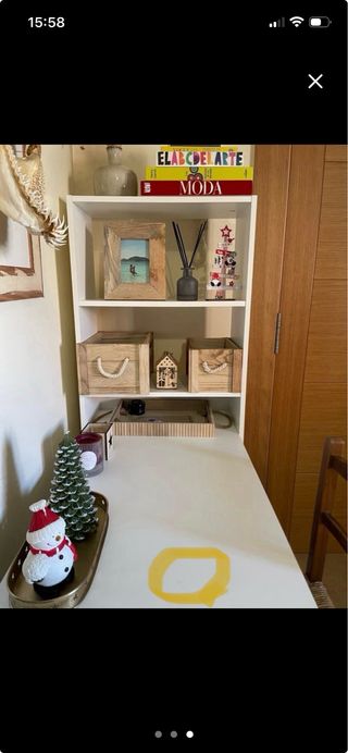 Escritorio blanco con estantería