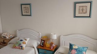 Dormitorio completo: 2 camas 90cm, cómoda, mesilla