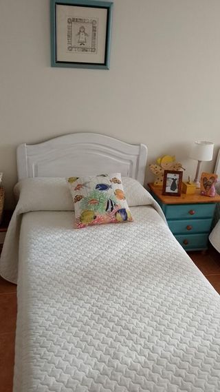 Dormitorio completo: 2 camas 90cm, cómoda, mesilla