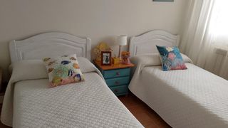 Dormitorio completo: 2 camas 90cm, cómoda, mesilla