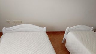 Dormitorio completo: 2 camas 90cm, cómoda, mesilla