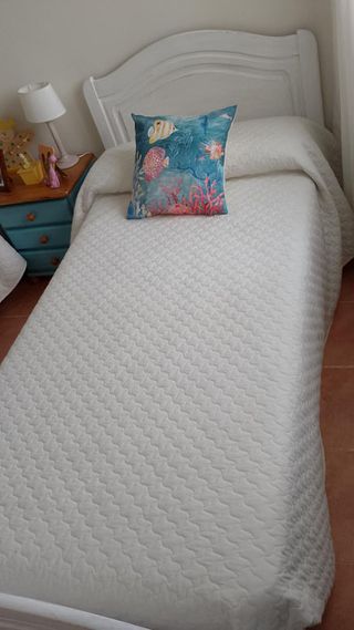 Dormitorio completo: 2 camas 90cm, cómoda, mesilla