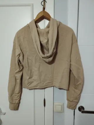 Sudadera beige con cremallera y capucha