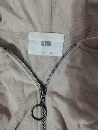 Sudadera beige con cremallera y capucha