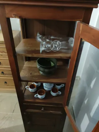 Vitrina de madera con cristal