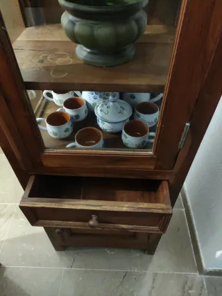 Vitrina de madera con cristal