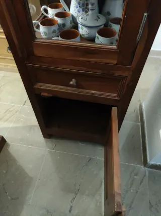 Vitrina de madera con cristal
