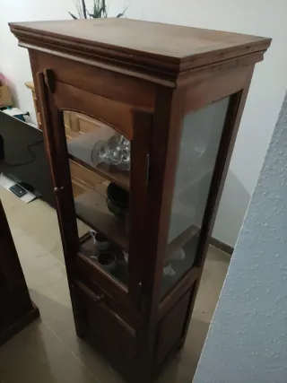 Vitrina de madera con cristal
