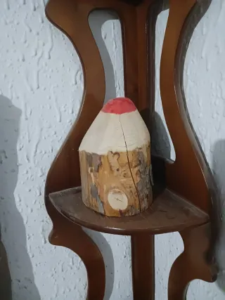 Adorno in legno a forma di matita