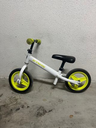 Bici sin pedales Btwin blanca y amarilla