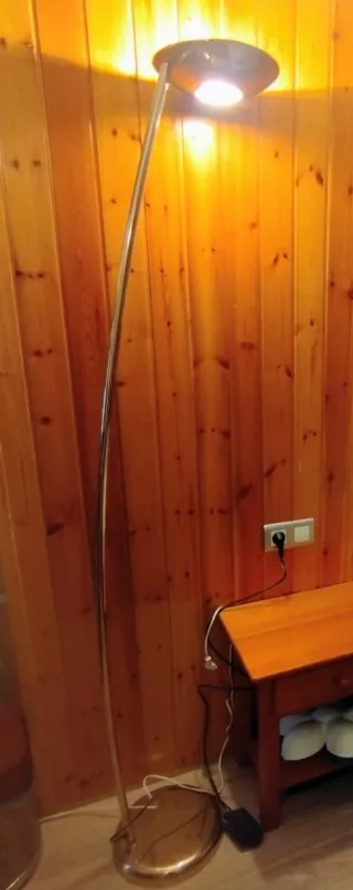 Lámpara de pie dorada de metal