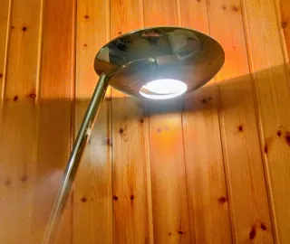 Lámpara de pie dorada de metal