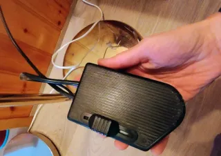 Lámpara de pie dorada de metal