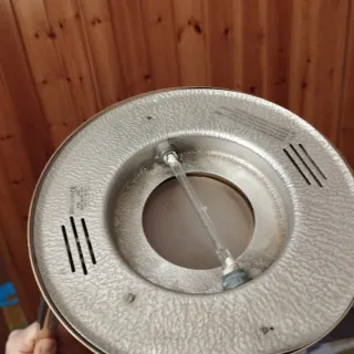 Lámpara de pie dorada de metal