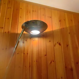 Lámpara de pie dorada de metal