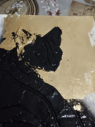 Gatto in stucco su tela oro e nero