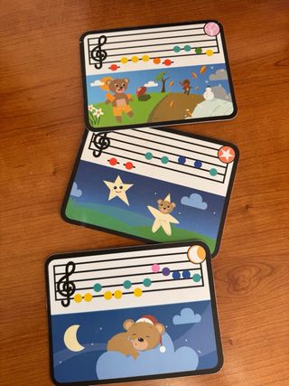 Piano de madera infantil con teclas de colores