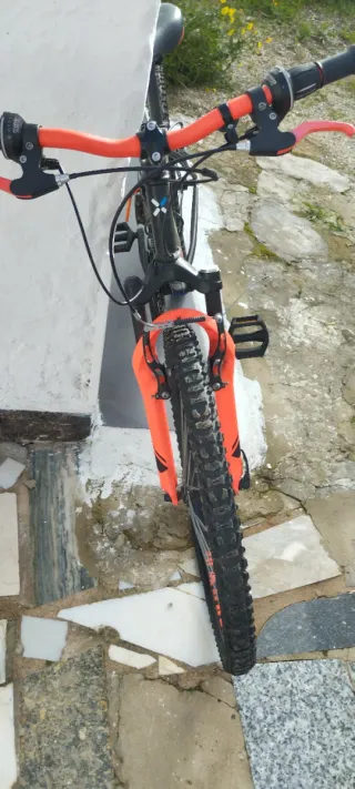 Bicicleta infantil Btwin negra y naranja 24"