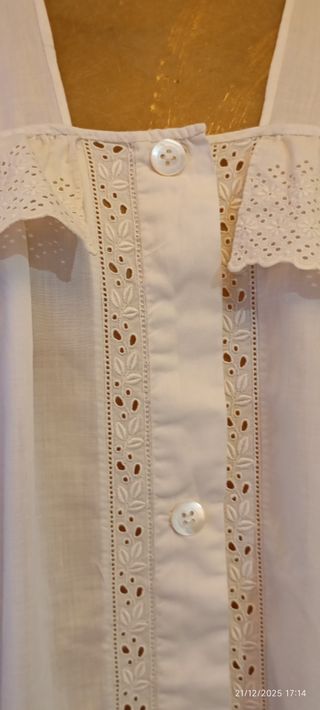 Antiguo vestido blanco.