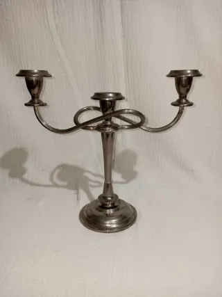 Candelabro de metal plateado