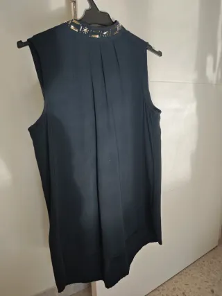 Blusa sin mangas con pedrería en cuello