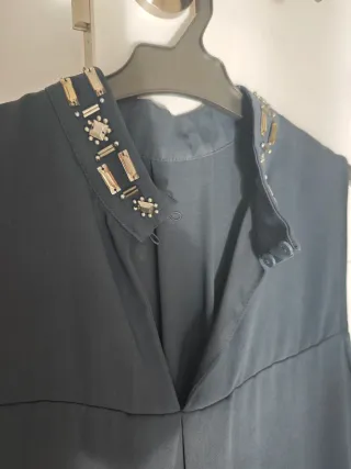 Blusa sin mangas con pedrería en cuello