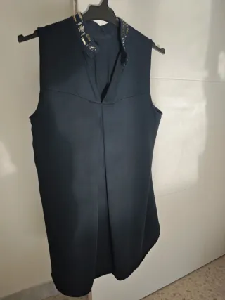 Blusa sin mangas con pedrería en cuello