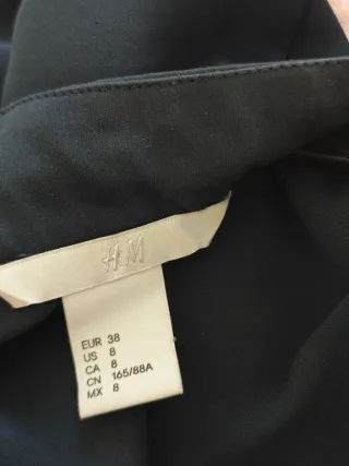 Blusa sin mangas con pedrería en cuello