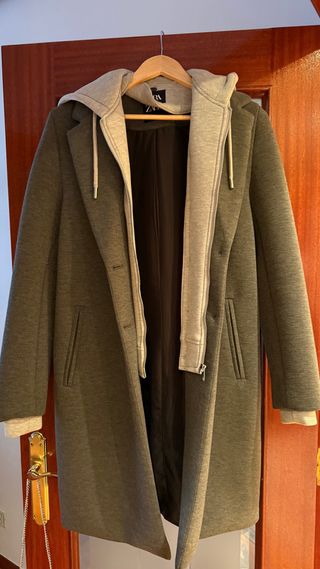 Abrigo Zara con capucha gris