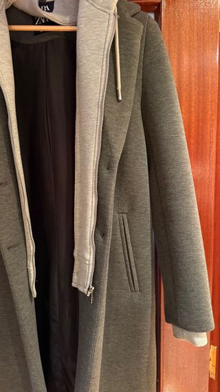 Abrigo Zara con capucha gris