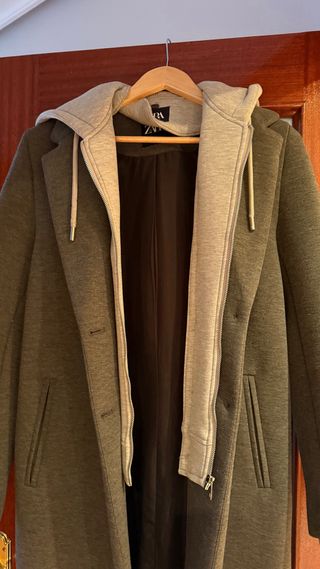 Abrigo Zara con capucha gris