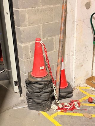 Conos de señalización en buen estado