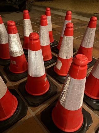 Conos de señalización en buen estado