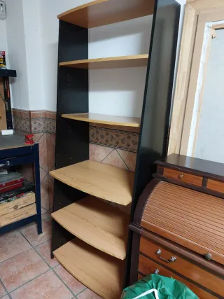 Estantería madera color marron y negro