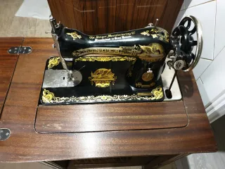 Maquina de coser con mueble