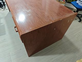 Escritorio y mueble de madera cerezo con cajones