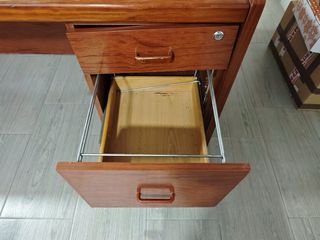 Escritorio y mueble de madera cerezo con cajones
